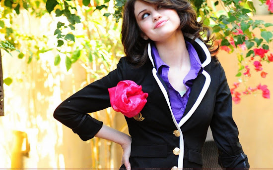 teen_selena_gomez_with_rose_Fun_Hungama