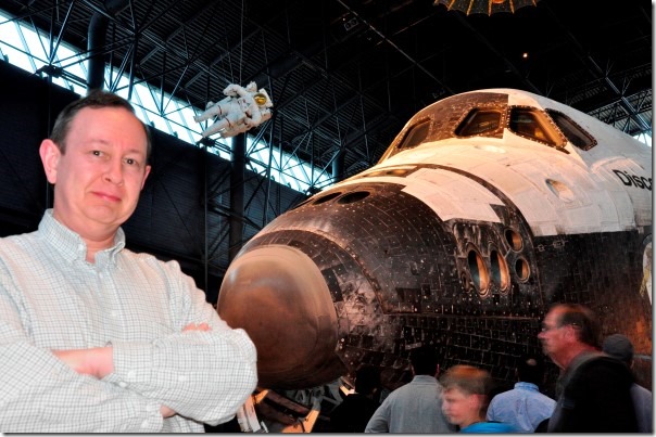 De auteur van deze blog bij de spaceshuttle Discovery