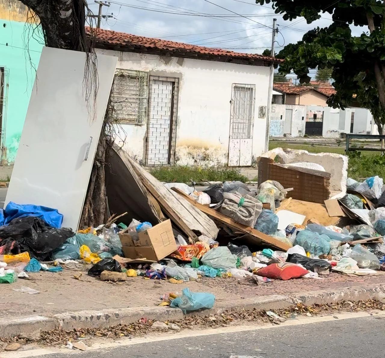 Veja por que a prefeitura é responsável quando a população descarta lixo nas ruas