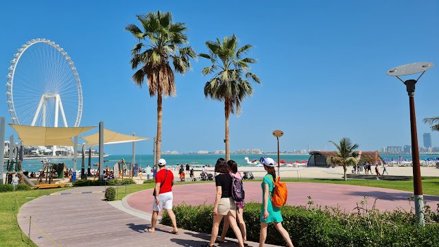 Dubai Marina Beach mit Blick auf Bluewaters Island links und The Palm rechts
