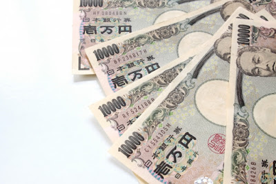 一万円札が5枚写っている