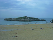 Al este vemos el resto de la playa con los islotes, algunos accesibles en . (playa de ris en noja )