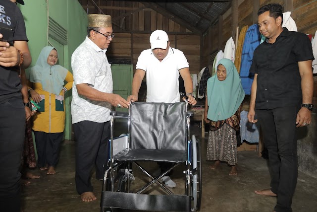 Nuriah Terima Bantuan Kursi Roda dari Mukhlis Takabeya