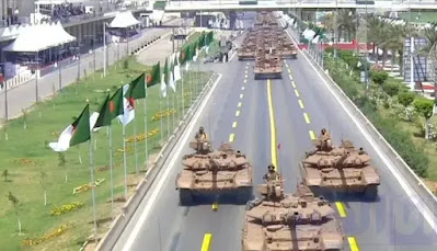 دبابة مشاركة في استعراض الجزائر تفضح القوة الإقليمية وتثير السخرية