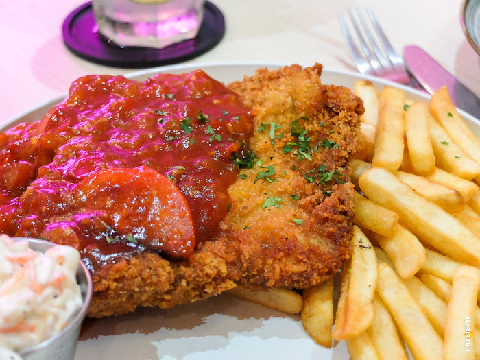 Chicken chop bersama sos ala marinara di atasnya