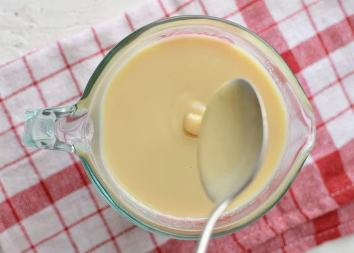 Sólo se requiere leche líquida y azúcar para hacer la leche condensada