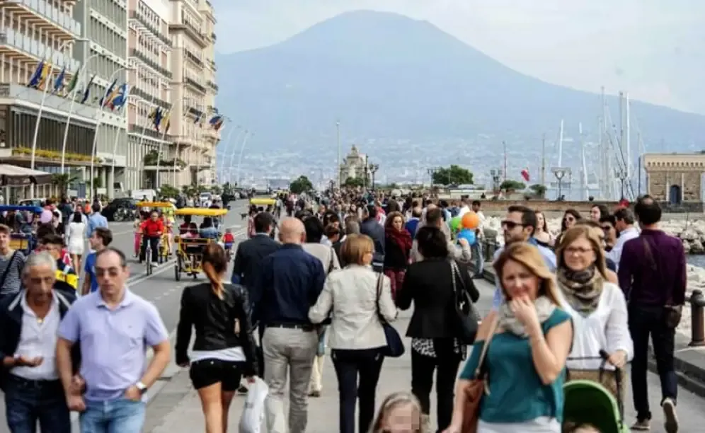 Turisti sul lungomare di Napoli