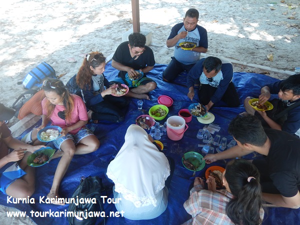 suasana-makan-d-pulau-kosong-karimunjawa