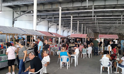Praça de alimentação da feira de antiguidades