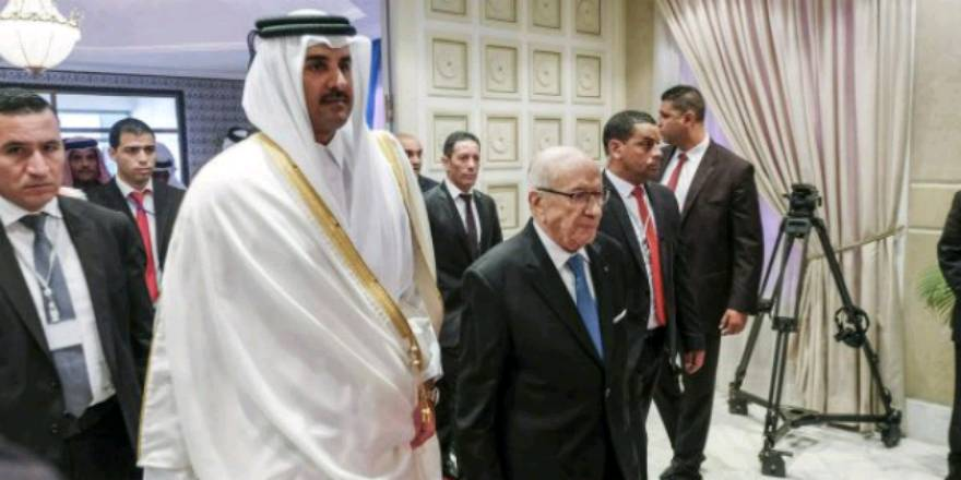 أمير قطر يغادر القمة العربية ويترك رسالة للسبسي 