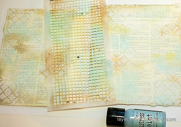 Layers of ink - Vintage Journal Tutorial by Anna-Karin Evaldsson. Stencil through Tim Holtz Linen.