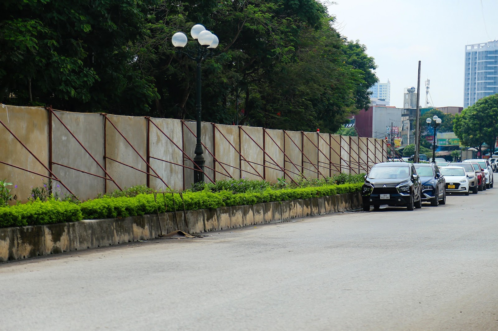 Cận cảnh 500 m hàng rào bêtông bịt kín lối đi khiến người dân khổ sở - Ảnh 7.