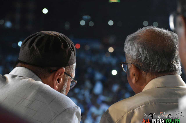 Asaduddin Owaisi watches crowd in his rally wallpaper