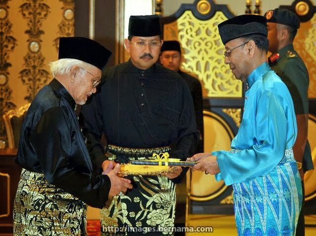 Taib Mahmud dianugerahkan gelaran Tun