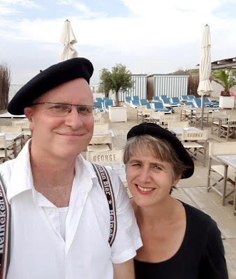 sneltekenaars Hugo en Marion met alpinopet op starndtent terras