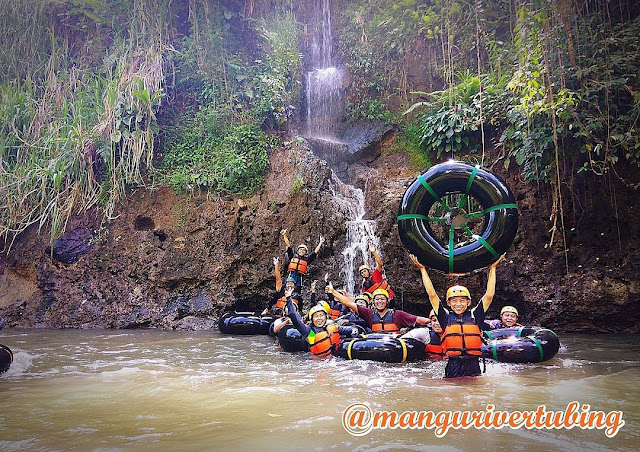 Keseruan wisatawan di Mangu River Tubing, Magelang