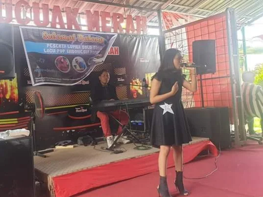 Kemeriahan Festival Solo Song di Taman Pucuak Merah dan Cafe, Saat Azan Berkumandang, Peserta Salat Berjamaah, Diimami Wahyu Iramana Putra