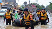  Dramatis, Aksi Heroik Brimob Batalyon D Pelopor Satbrimob PMJ Evakuasi Warga Terjebak Banjir