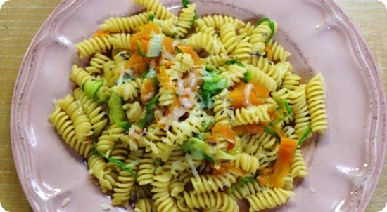 Pasta con tagliatelle di verdure e provola affumicata Pasta con tagliatelle di verdure e provola affumicata