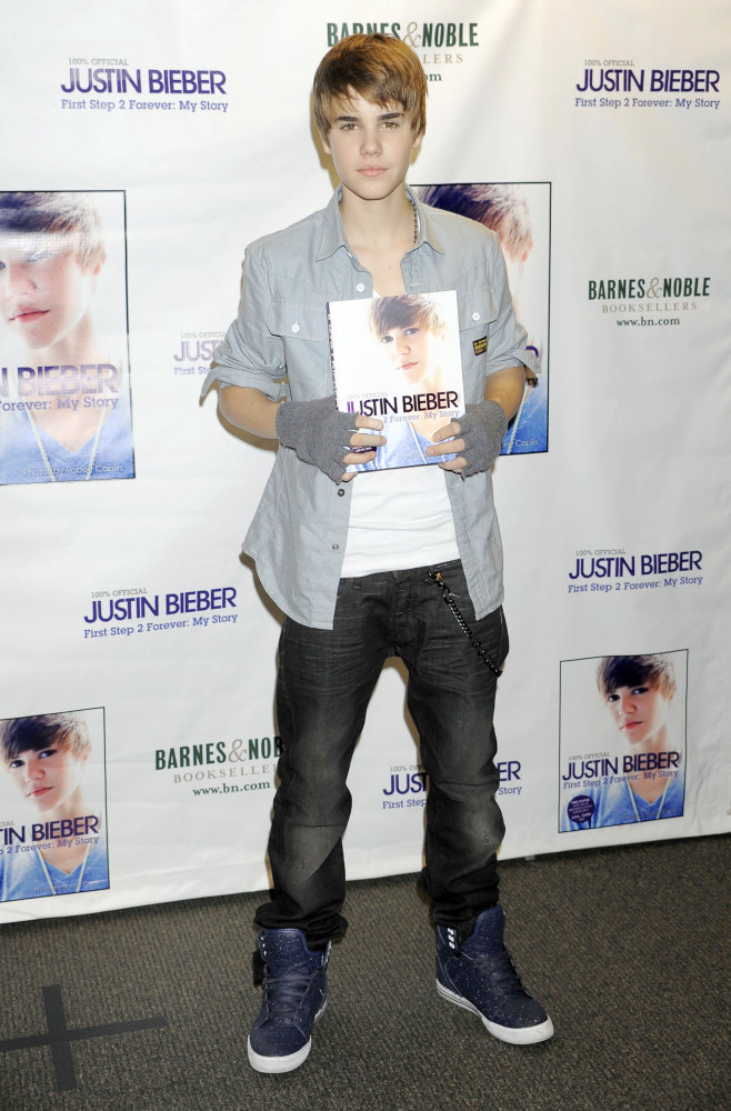 justin bieber new haircut november 2010. Justin Bieber hit Barnes