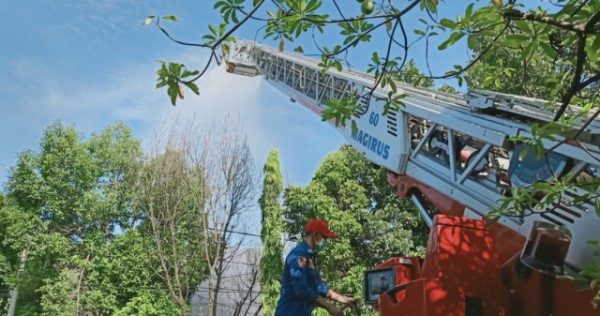 Damkar Semprot Disinfektan Pasar Kota Bojonegoro