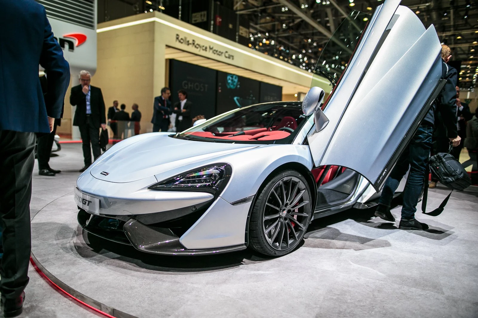 Mãn nhãn với dàn siêu xe hội tụ tại Geneva Motor Show 2016