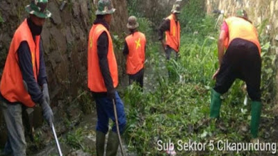 Satgas Sektor 21-6 Bersama Warga Menggelar Karya Bakti Sungai Citepus