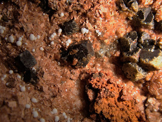 Smithsonita sobre pirita e hidrocincita globular, Mina Hermosa, Udías, Cantabria, área 1.5 cm