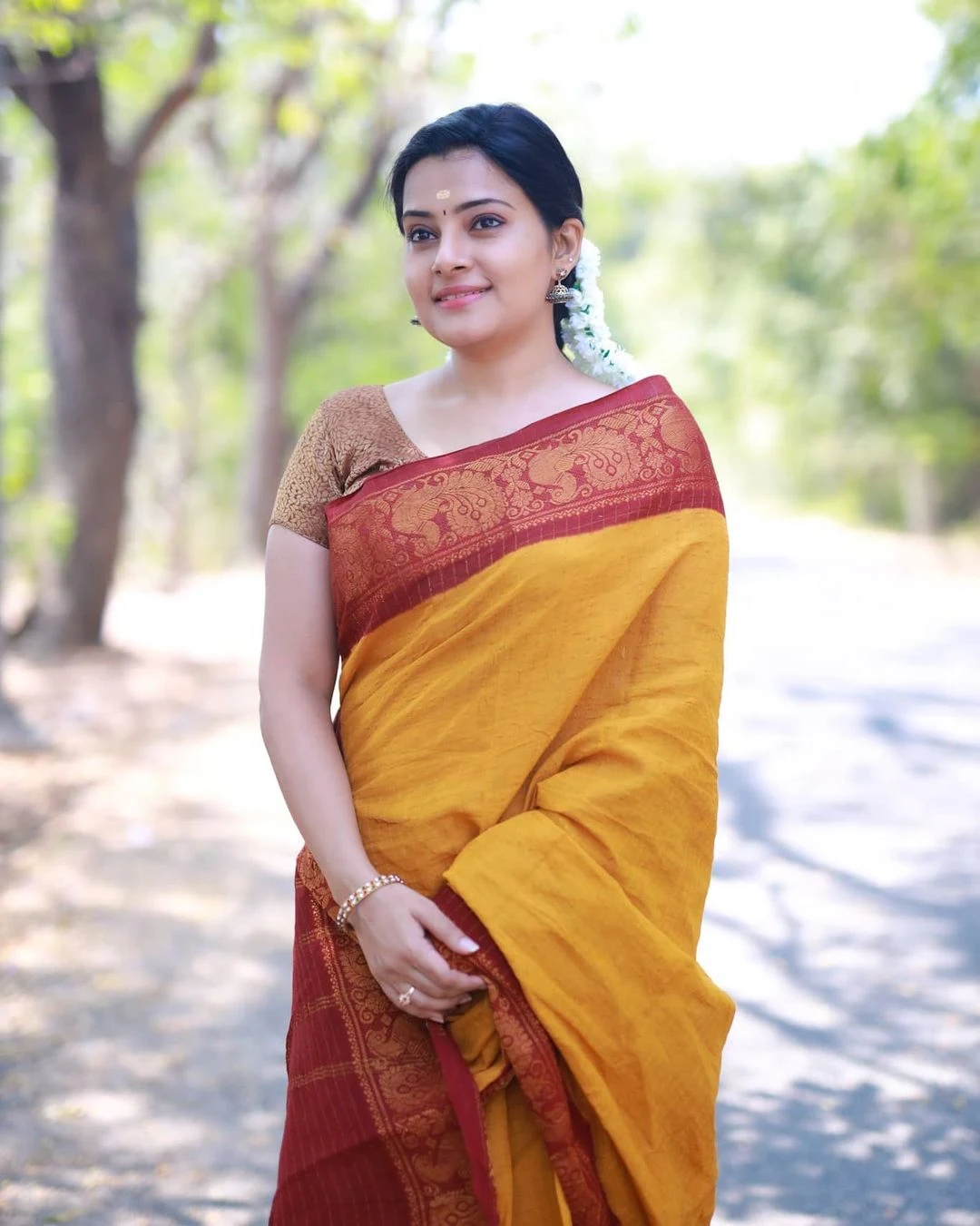 Actress shruthi raj cute traditional saree photoshoot