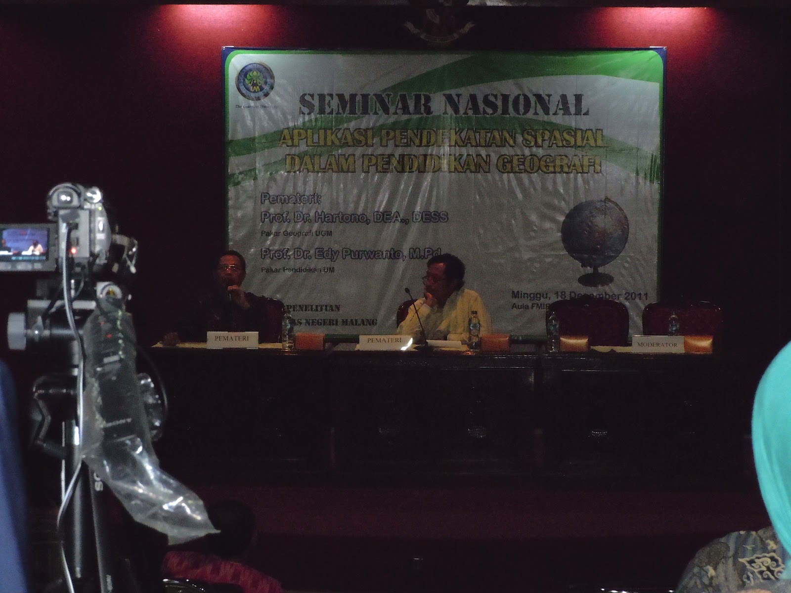 Ahad 18 Desember 2011 lalu Universitas Negeri Malang UM menyelenggarakan seminar nasional dengan tajuk "Aplikasi Pendekatan Spasial dalam Pendidikan