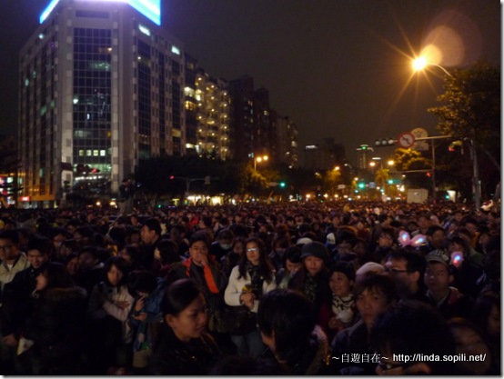但是最後擠到了市政府廣場的前面