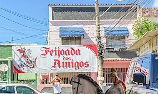    Devotos de São Jorge fazem feijoada no Rio para comemorar dia do santo