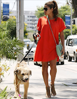 Eva Mendes en promenade avec le chien de Ryan Gosling