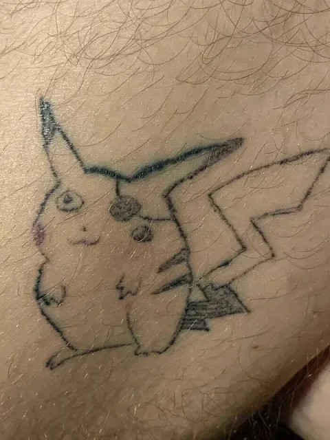 Tatuagem bizarra desenho pikachu