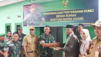 Danrem 044/Gapo Dampingi Kasdam II/Sriwijaya Serahkan Kunci Bedah Rumah