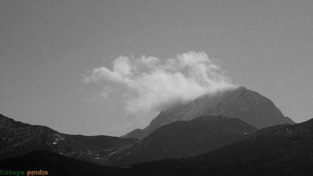 Zoom al Espigüete entre nubes