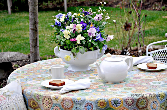 Spray painted white metal iron patio furniture spring table tea garden vintage 1