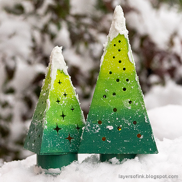 Layers of ink - Tree Lights Tutorial by Anna-Karin Evaldsson. With Tim Holtz Sizzix Tree Lights die.