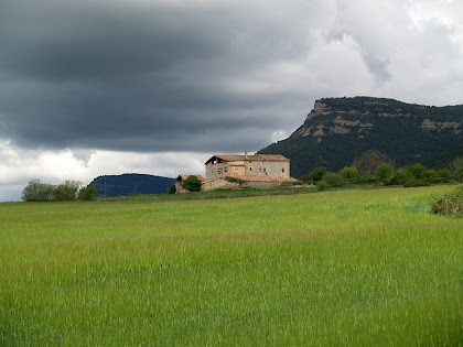 El Mas de L'Espunyola amb el Serrat de Malla a la dreta i el Cap dels Plans a l'esquerra