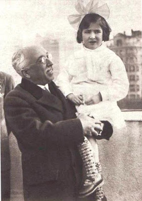 Alcalá Zamora con una niña durante la inauguración del grupo escolar Rosario de Acuña