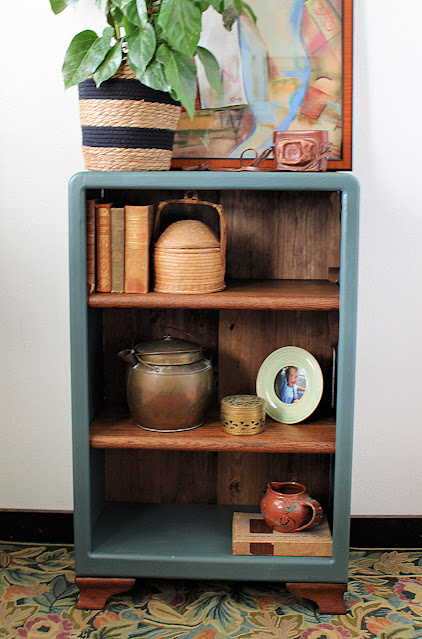 Quick Thrift Store Bookshelf Makeover