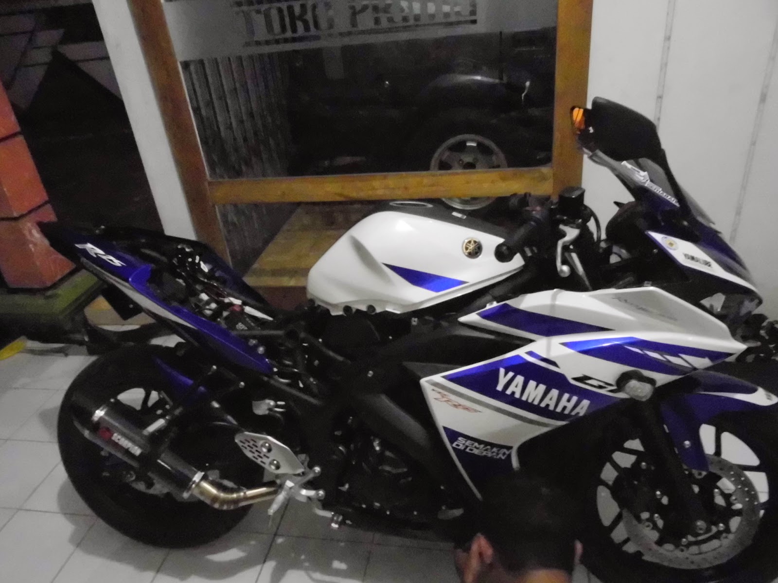 Membalut Motor Yamaha R25 Dengan Tampilan Ala Moto GP Barometer