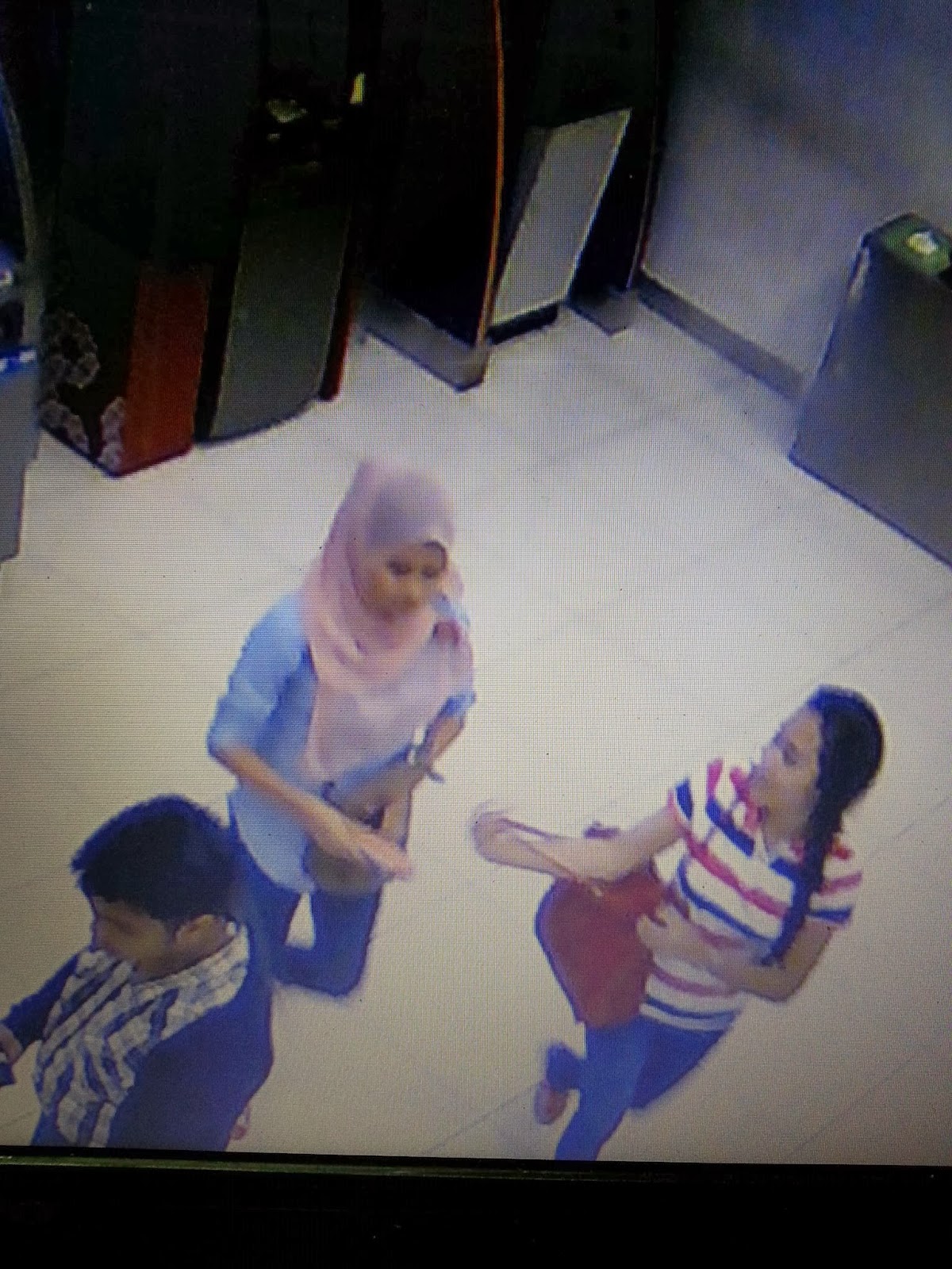  Gambar  2 remaja perempuan  tersengih curi duit di mesin ATM 