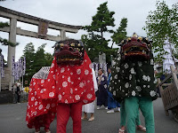 一の鳥居で二つの獅子が先頭