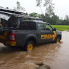 Wilayah Polut Diguyur Hujan Deras, Kapolsek Polut Pimpin Patroli Kewilayah Rawan Banjir