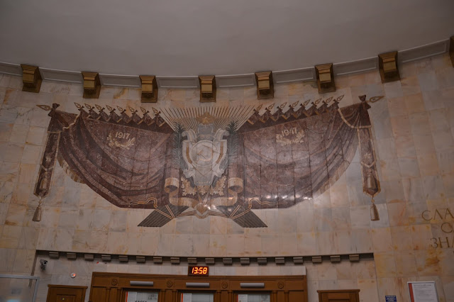 foto de bandeira / símbolo na entrada da estação Ploschad Revolyutsii