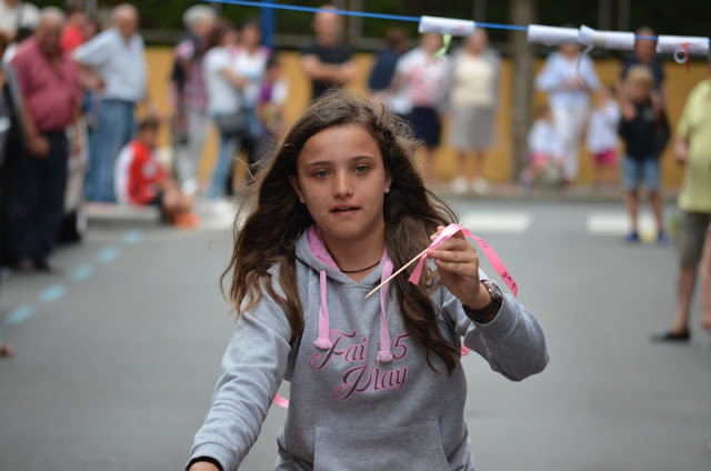 Ninguna cinta se resiste a los niños de Llano en sus fiestas