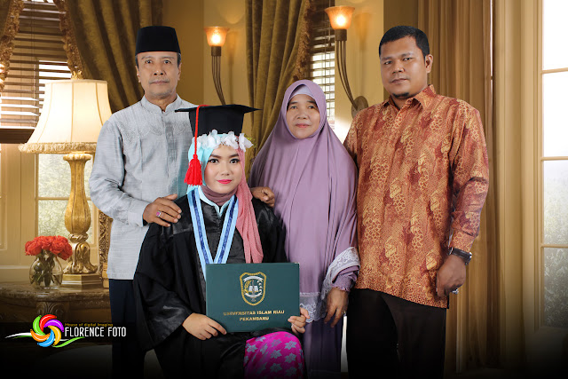 Contoh Foto Wisuda Bersama Keluarga - Simak Gambar Berikut