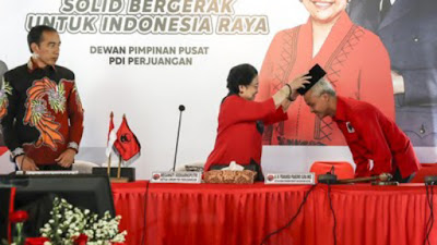 Ganjar Bocorkan Pesan dari Megawati saat Penyematan Kopiah  