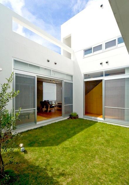 Japanese Minimalist Townhouse Design 